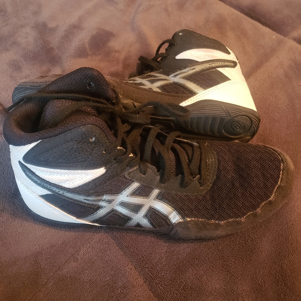 Boys size 5 wrestling shoes